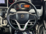 インテリアに合わせたデザインのステアリングは、運転される方のことも考え、運転しやすい形状、大きさです。是非一度、実際に触ってお確かめください。
