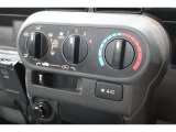マニュアルエアコンのお車です!直感的な操作で車内の温度を調節することができます!