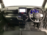 車内は光触媒抗菌消臭施工済です。インパネ周りはスタイリッシュなデザインです。グローブボックスやカップホルダーのほかにトレーなどたくさんの収納スペースが付いています。