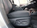 パワーシート搭載。微妙な調整が手軽にでき、ピッタリなポジションで運転することが可能です。