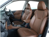 ゆったり座れて、長時間の運転も疲れにくいフロントシート!ホールド性も良く運転に集中できるシートです!!また、電動パワーシートですので着座位置も正確に合わせることが出来ます!!