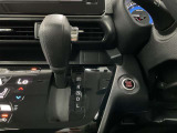 前後の動きだけで簡単に操作できる先進的なデザインの電制シフト。扱いやすく、手に馴染みやすい設計となっています。
