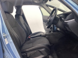 広い足元にゆったり座れるシートは長距離の運転でも疲れにくいシートです。女性でも運転がしやすいようにシートの高さ調整機能(シートリフター)がついています。