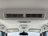 車内の空気を循環し後席まで素早く快適にしてくれるシーリングファン(プラズマクラスター搭載)♪暑い季節もムラなく涼しく、快適さがUP!エアコン前に扇風機を置くと効率が良いと言われる、あの発想ですw