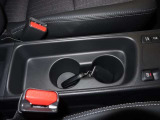 運転席と助手席の間には【カップホルダー】が装備されています。お飲み物やボトルタイプに空気清浄機など色々試してみてください!