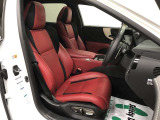 F SPORT専用シートです。肩口まで張り出した形状で、ドライバーをしっかり支えます。スピンドルグリルのメッシュパターンと同じL字パターンが組み込まれており、遊び心も感じられます。