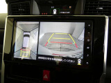 【全周囲モニター】車を上空から見下ろしたような映像をカーナビ画面に映し出し、車庫入れや縦列駐車をサポートしてくれます。