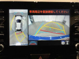 【パノラミックビューモニター】専用のカメラにより、上から見下ろしたような視点で360度車の周囲を確認することができます。
