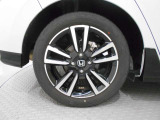 純正アルミホイールです。足元が引き立つので、車全体のイメージがアップしますよ!
