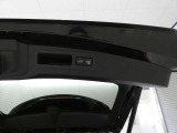 【パワーバックドア】パワーバックドア装着車です。ボタンを押すだけ、力要らずでドアの開閉が可能になります。