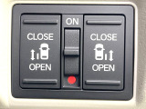 【両側パワースライドドア】スマートキーや運転席のスイッチで後席両側スライドドアの開閉が可能♪電動だから力を入れてドアを開ける必要が無く、小さなお子様でも簡単に開け閉めでき快適です♪