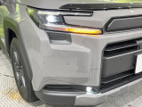 【LEDヘッドライト】悪天候や夜間走行時も良好な視界を確保し安心して運転できる高輝度LEDヘッドライトを装備!点灯速度が早く、消費電力も抑えられています。