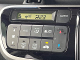 【オートエアコン】一度お好みの温度に設定すれば、車内の温度を検知し風量や温度を自動で調整。暑い&hellip;寒い&hellip;と何度もスイッチ操作をする必要はありません。快適な車内空間には必須の機能ですね♪