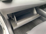 助手席側には広々としたダッシュボードを完備しております。