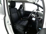 高いホールド性で運転姿勢が安定します。長距離ドライブでも疲れにくいのが魅力です。快適なドライビングライフをお送りください♪