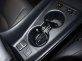 運転席と助手席の間には『カップホルダー』が装備されています。お飲み物やボトルタイプに空気清浄機など色々試してみてください!