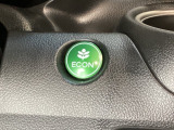 ECON モードをON にするとアクセルペダルの動きに対するエンジンの反応とエアコンの制御を切り換えることで、燃費のいい運転をするドライバーがペダルを踏んだ時と同じようにエンジンを制御します。