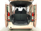 開口部も広く荷物の積み下ろしもしやすいお車となっております。4人乗りでも充分な荷室のスペースがあります。シートの背もたれは5:5の割合で分割して可倒できるので、長いお荷物などを載せることもできます。