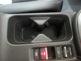 運転席からも助手席からも手の届きやすい位置にドリンクホルダーが付いています。
