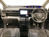 車内は光触媒抗菌消臭施工済です。インパネ周りはスタイリッシュなデザインで機能や装備も充実しています。グローブボックスやカップホルダーのほかにトレーなどたくさんの収納スペースが付いています。