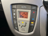 【オートエアコン】一度お好みの温度に設定すれば、車内の温度を検知し風量や温度を自動で調整。暑い&hellip;寒い&hellip;と何度もスイッチ操作をする必要はありません。快適な車内空間には必須の機能ですね♪