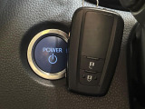 【スマートキー】カバンやポケットに入れたままでもドアの施錠・解錠が可能なスマートキーを装備。エンジンのオン・オフ時もカギを取り出す必要が無いからとっても便利です♪
