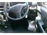 運転席の写真です。見通しのよいすっきりとした視界で、誰でも運転しやすいです。運転のしやすさは疲れにくさにも繋がりますよ♪