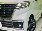 【LEDヘッドライト】悪天候や夜間走行時も良好な視界を確保し安心して運転できる高輝度LEDヘッドライトを装備!点灯速度が早く、消費電力も抑えられています。