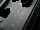 多彩な機能をスマートに集約したセンターコンソールには電制シフト、ドライブモードなどを操作出来るハプティクススイッチが配置されています。