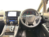 上質で落ち着いた印象のインパネ周りです。各操作スイッチ類も使いやすいよう配置されています。