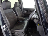 フロントシートはベンチシートです、運転席と助手席の移動が簡単です。真ん中にはアームレストも装備されています! また運転席シートの高さも調整できます。