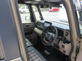 フロントベンチシートだから運転席助手席足元もゆったり広々快適です。助手席への移動も楽々です。