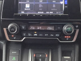 運転席・助手席、それぞれで温度調節が可能なオートエアコンです。シートヒーター付きなので、寒い日も快適です。
