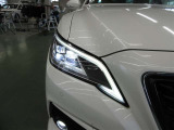 先行車・対向車を感知し、その部分だけを避けて照らす新テクノロジー、アダプティブハイビーム搭載。