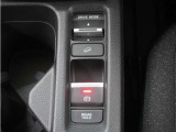 電子制御パーキングブレーキ搭載で指一本で簡単に操作することができます。さらに停車中に、ブレーキペダルを踏み続けなくても、自動的にブレーキを保持する機能である、オートマチックブレーキホールド付きです。