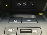 【ブレーキホールド】 渋滞や信号待ち等で、ブレーキを踏んで停車した時にブレーキを保持します☆アクセルを踏むと解除されますよ(^^)