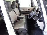 フロントシートはベンチシートです、運転席と助手席の移動が簡単です。真ん中にはアームレストも装備されています! また運転席シートの高さも調整できます。