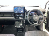 運転席周りのレイアウトをご覧ください。ナビゲーションが綺麗に装着されスッキリ収まってますね!操作スイッチも手が届きやすくわかりやすいです!