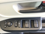電動格納式ドアミラーのスイッチは運転席ドアにあります。