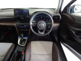 革巻きステアリングで快適な操作性の運転席です。