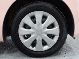 ホイールは車のデザインにマッチした専用タイプです。