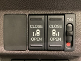 リアドアは乗り降りに便利な両側電動スライドドアです。また運転席に座っていながらスイッチ操作で自在にスライドドアを開け閉めできます。