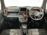 【インパネ】運転のしやすさを最優先に設計された見晴らしの良いフロントビュー。車両間隔が掴みやすく狭い道でも安心♪「安全」と「品質」を最優先に、安心してお乗りいただけるクルマを提供いたします。