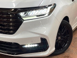 【LEDヘッドライト】悪天候や夜間走行時も良好な視界を確保し安心して運転できる高輝度LEDヘッドライトを装備!点灯速度が早く、消費電力も抑えられています。