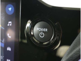 スマートキーを携帯していればキーを取り出さずにドアを施錠&解錠。クルマの始動も可能です。