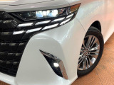 【LEDヘッドライト】悪天候や夜間走行時も良好な視界を確保し安心して運転できる高輝度LEDヘッドライトを装備!点灯速度が早く、消費電力も抑えられています。