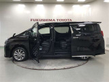 【まるごとクリーニング】シートを取り外し、車内を徹底洗浄。隅々まで丁寧に仕上げています。