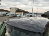 目立つキズ凹み等はありませんが、中古車という商品の特性ルーフには子キズや塗装しみがあります