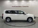 【まるごとクリーニング】シートを取り外し、車内を徹底洗浄。隅々まで丁寧に仕上げています。
