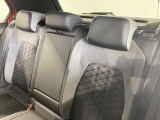 シートは適度な硬さによって長時間の運転でも疲れにくいと定評があります。国産車とは全く違った座り心地ですが、長年培われた欧州の椅子文化をご体感ください。